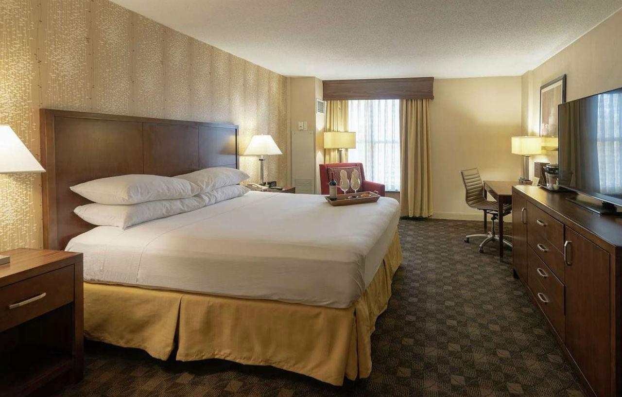 Doubletree By Hilton Norfolk Airport Hotel Exterior photo
