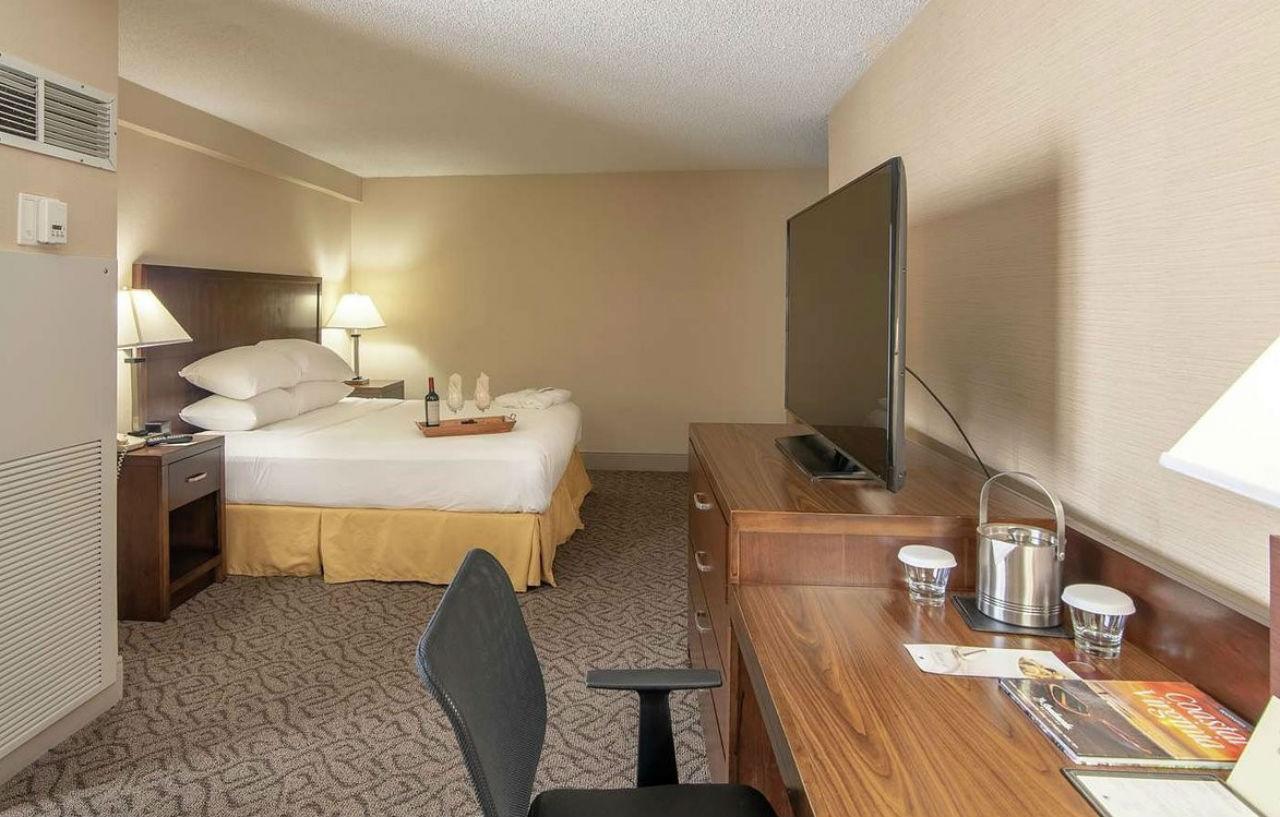 Doubletree By Hilton Norfolk Airport Hotel Exterior photo