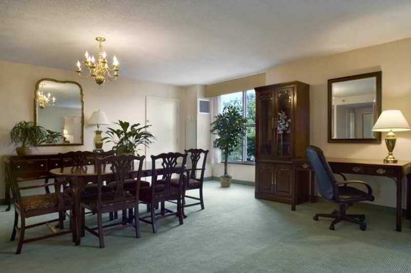 Doubletree By Hilton Norfolk Airport Hotel Exterior photo