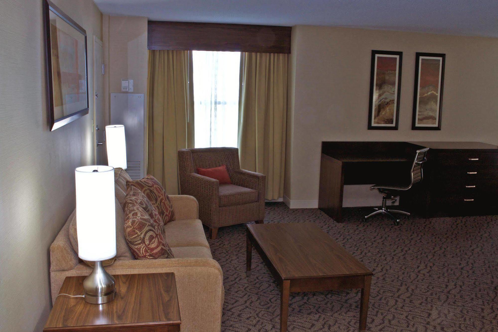 Doubletree By Hilton Norfolk Airport Hotel Exterior photo